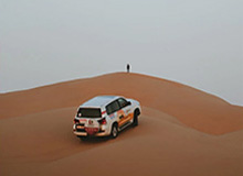 彻底玩嗨了！爱德华兹在观众席上“夺过”麦克风 客串解说与教练